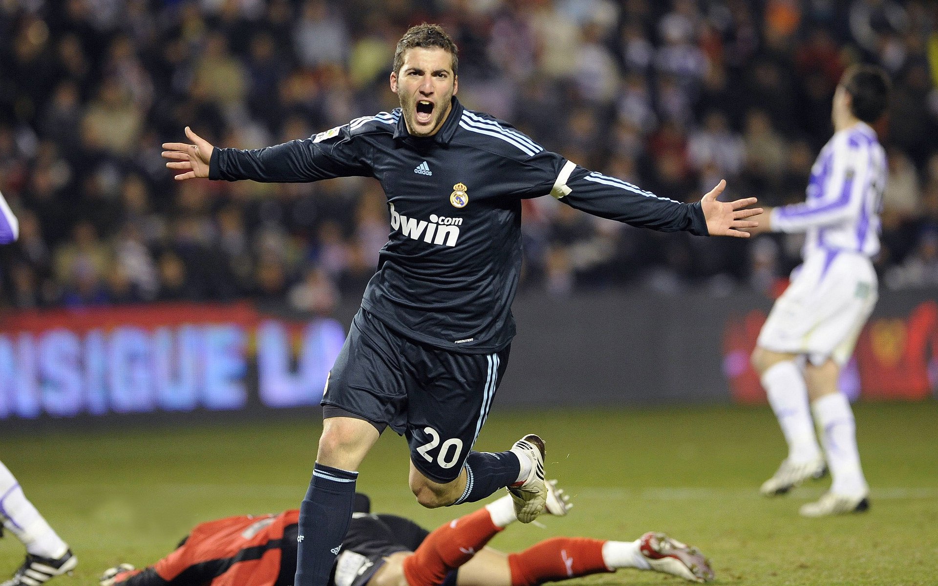 德甲争冠战焦点战，当足球的戏剧性超越国界，威尔士如何粉碎喀麦隆的启示